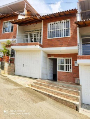 Casa familiar con ambiente semi-campestre.